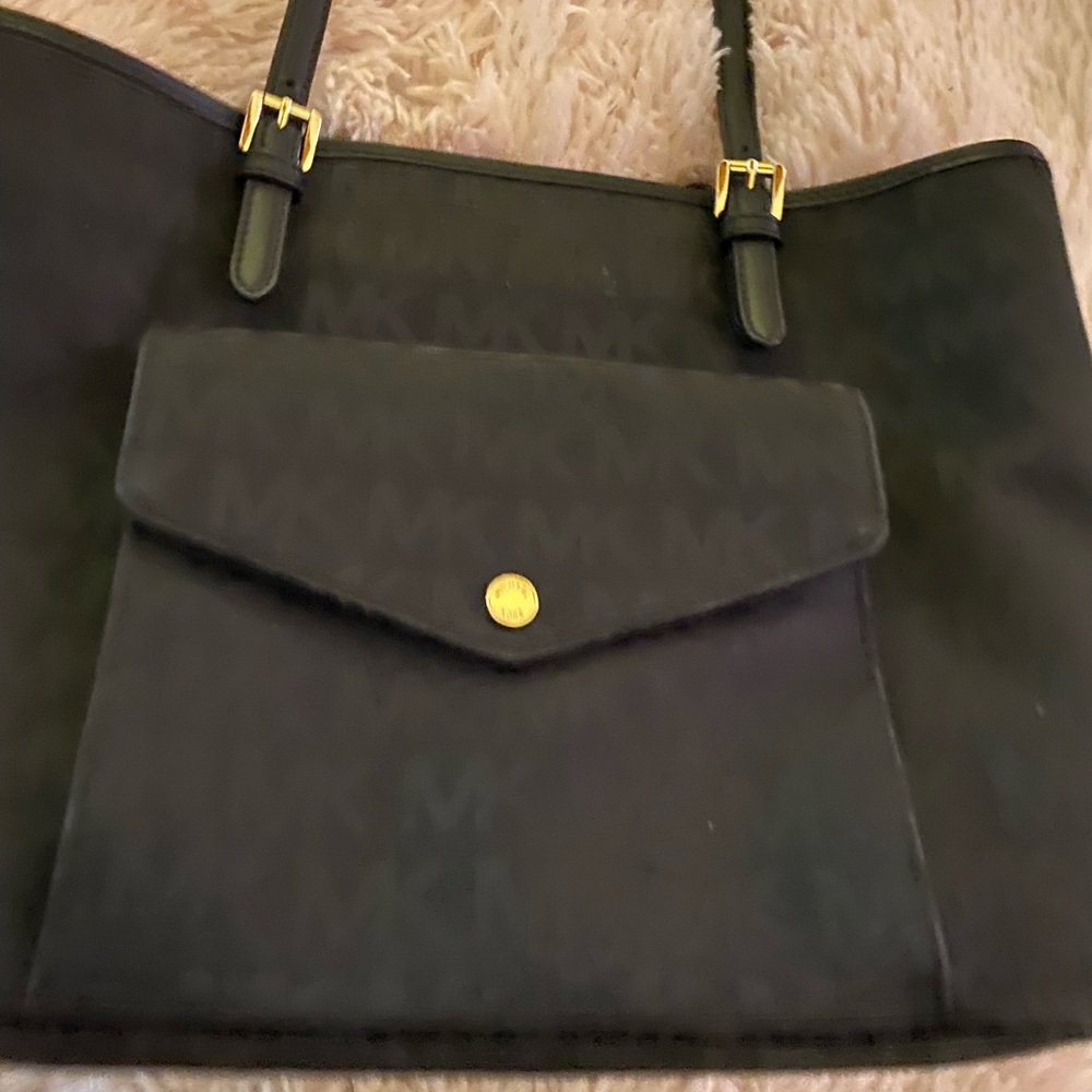 Woman’s Michael Kors black signature handbag - Picture 7 of 8